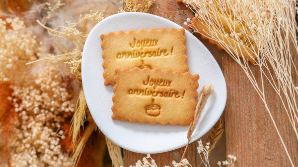 Fêtez un anniversaire avec des bougies, un gâteau… Et des biscuits personnalisés !