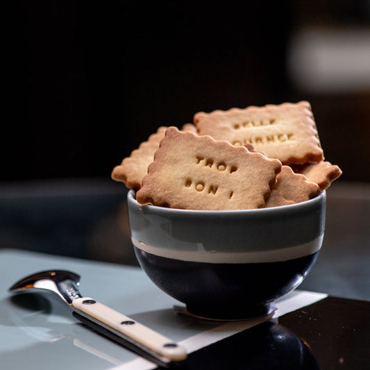 Biscuits personnalisés artisanaux fabriqués en atelier par Le Petit Biscuit Français, conformes aux normes sanitaires, face aux productions domestiques Etsy.